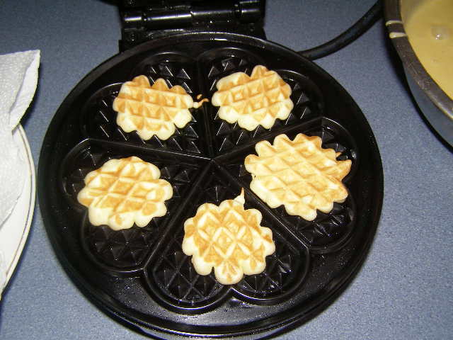 Desertul Faguri. Un fel de waffles belgiene, dar cu un gust specific românesc