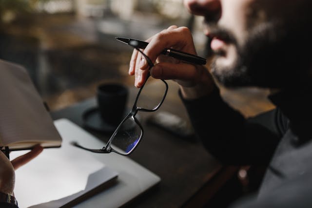 De ce uităm unde am pus lucrurile? Memorie, stres și atenție fragmentată