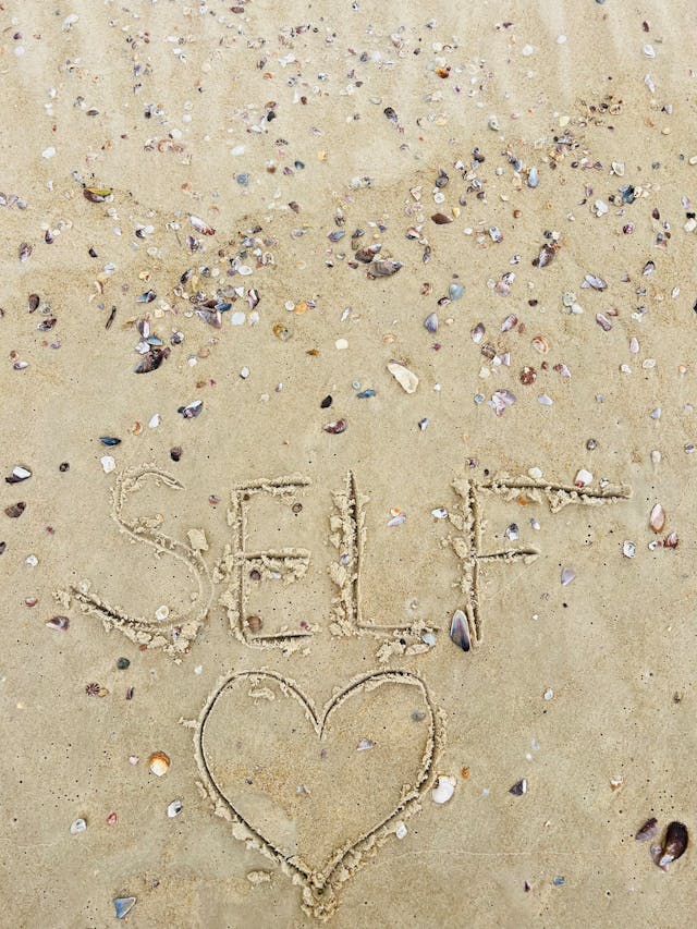 Low self-worth: cum îți afectează relațiile și cum reconstruiești stima de sine